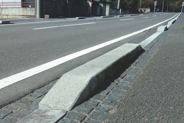 【図解】地先ブロックとは?縁石、歩車道境界ブロックとの違いについて超簡単解説!